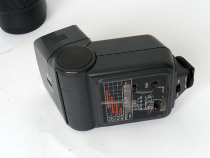 Yashica 200 AF Set mit AF 35-70mm, AF 70-210mm und Blitzgerät CS-250 AF – gut