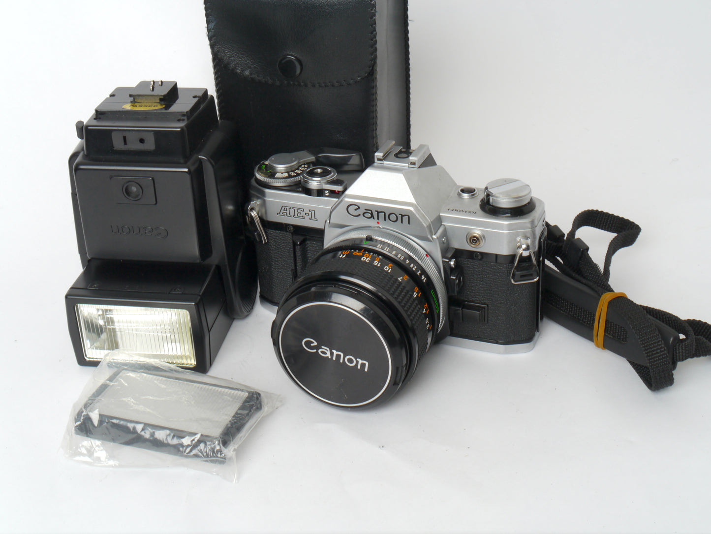 Canon AE-1 Gehäuse silber mit FD 1,4/50mm S.S.C. – mit Canon 299A Blitzgerät gut