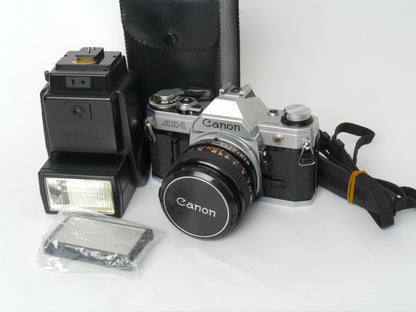 Canon AE-1 Gehäuse silber mit FD 1,4/50mm S.S.C. – mit Canon 299A Blitzgerät gut