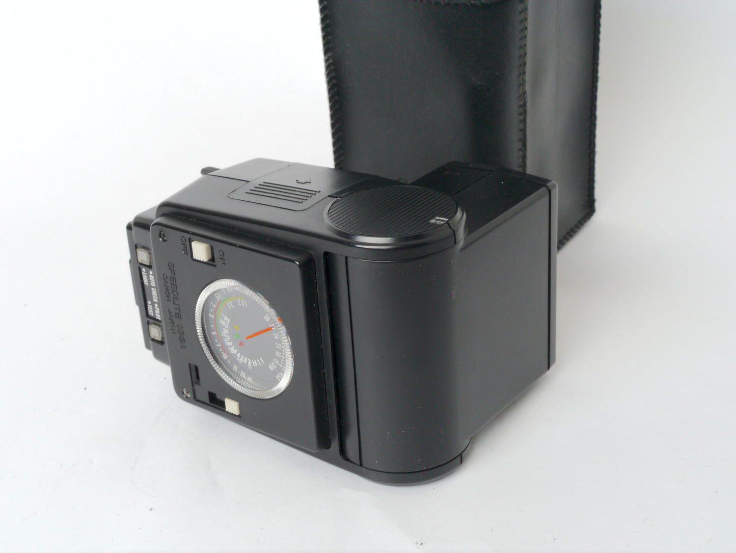 Canon AE-1 Gehäuse silber mit FD 1,4/50mm S.S.C. – mit Canon 299A Blitzgerät gut