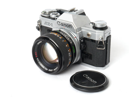 Canon AE-1 Gehäuse silber mit FD 1,4/50mm S.S.C. – mit Canon 299A Blitzgerät gut