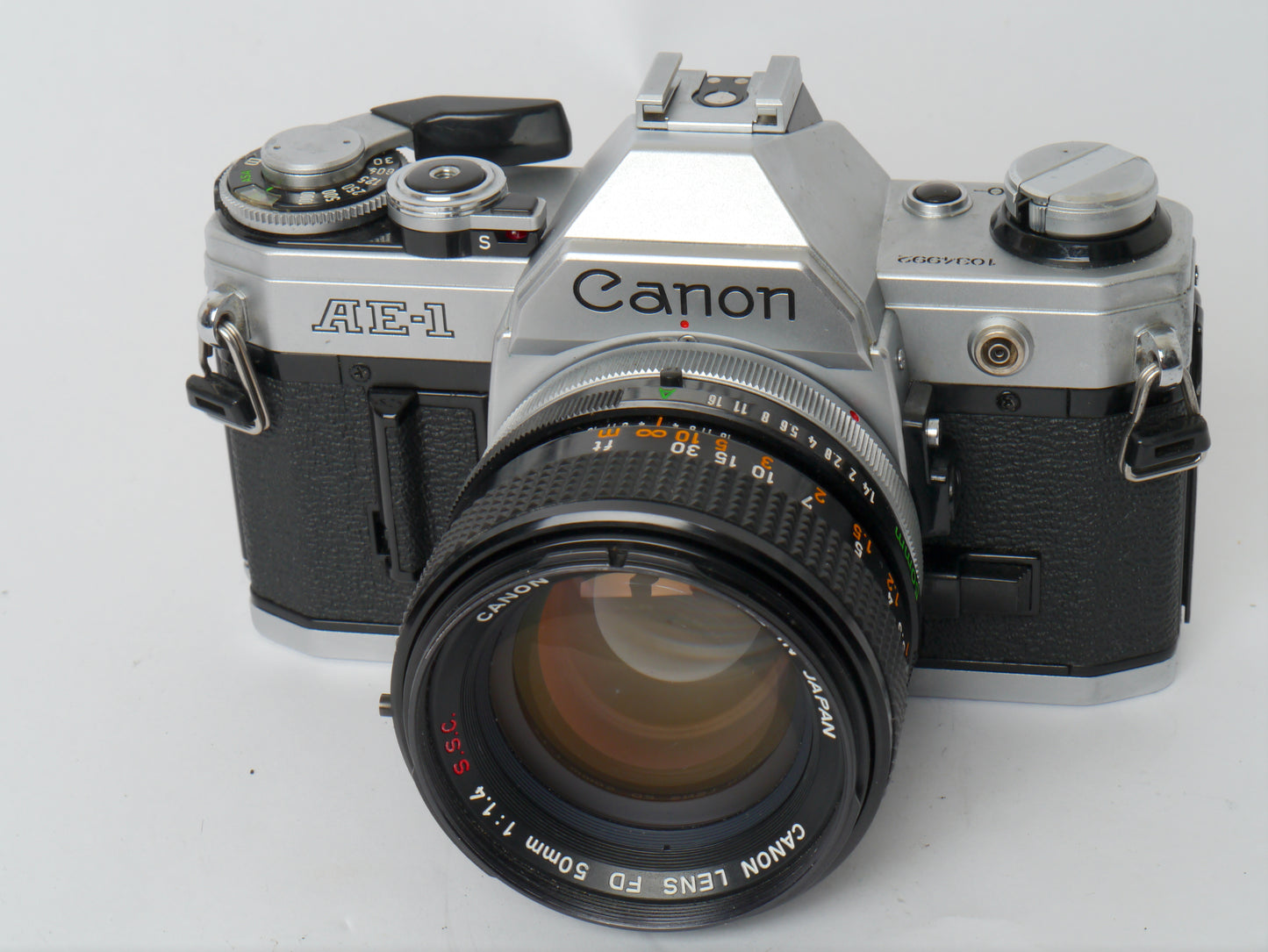 Canon AE-1 Gehäuse silber mit FD 1,4/50mm S.S.C. – mit Canon 299A Blitzgerät gut