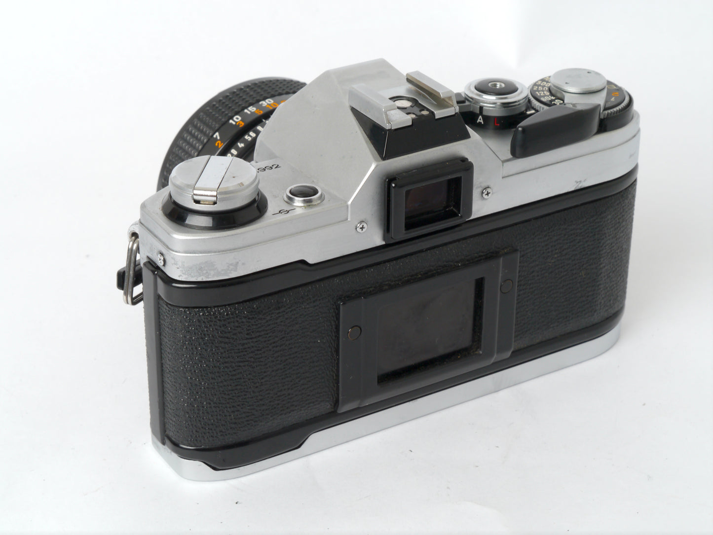 Canon AE-1 Gehäuse silber mit FD 1,4/50mm S.S.C. – mit Canon 299A Blitzgerät gut