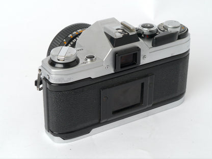 Canon AE-1 Gehäuse silber mit FD 1,4/50mm S.S.C. – mit Canon 299A Blitzgerät gut