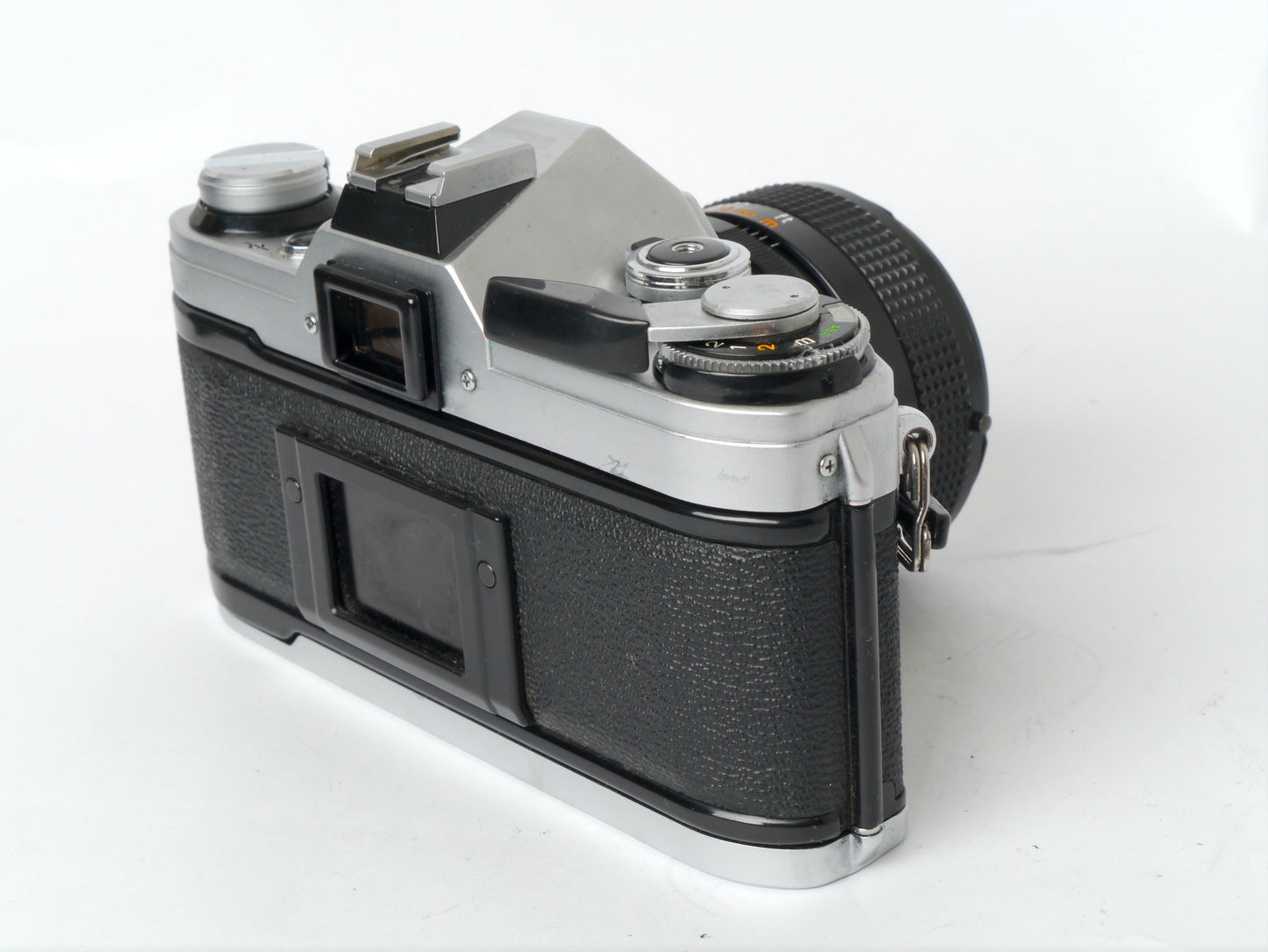 Canon AE-1 Gehäuse silber mit FD 1,4/50mm S.S.C. – mit Canon 299A Blitzgerät gut