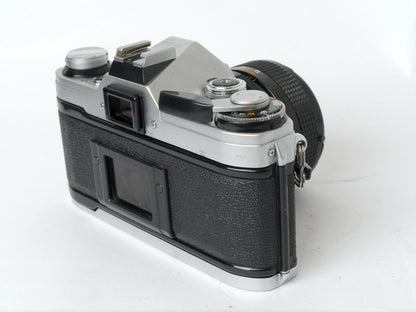 Canon AE-1 Gehäuse silber mit FD 1,4/50mm S.S.C. – mit Canon 299A Blitzgerät gut