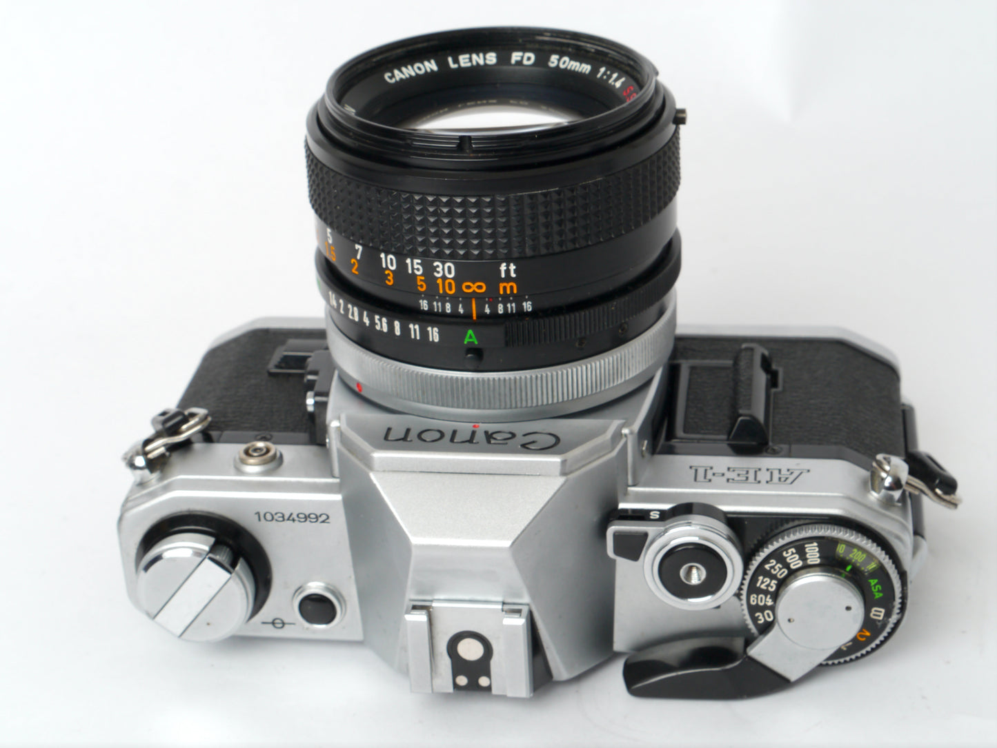 Canon AE-1 Gehäuse silber mit FD 1,4/50mm S.S.C. – mit Canon 299A Blitzgerät gut