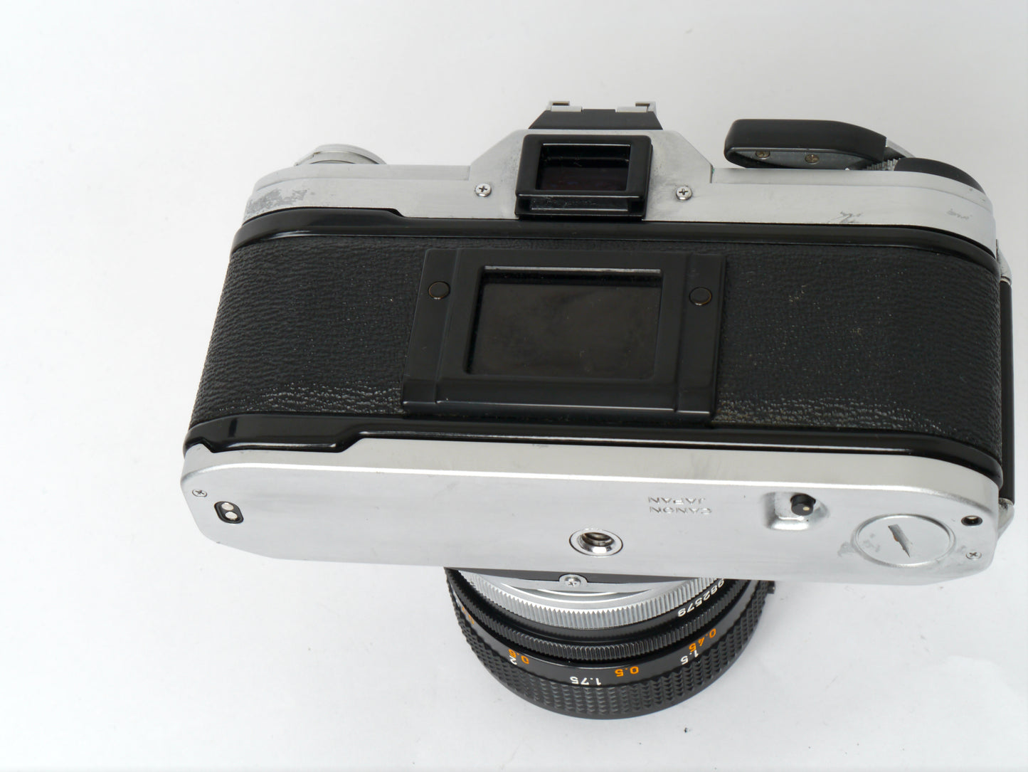 Canon AE-1 Gehäuse silber mit FD 1,4/50mm S.S.C. – mit Canon 299A Blitzgerät gut