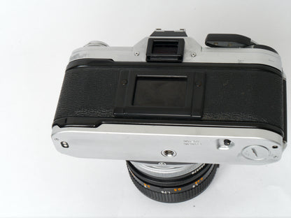 Canon AE-1 Gehäuse silber mit FD 1,4/50mm S.S.C. – mit Canon 299A Blitzgerät gut
