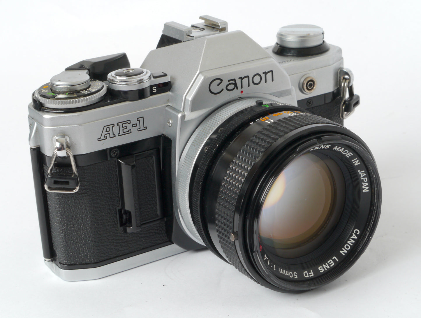 Canon AE-1 Gehäuse silber mit FD 1,4/50mm S.S.C. – mit Canon 299A Blitzgerät gut