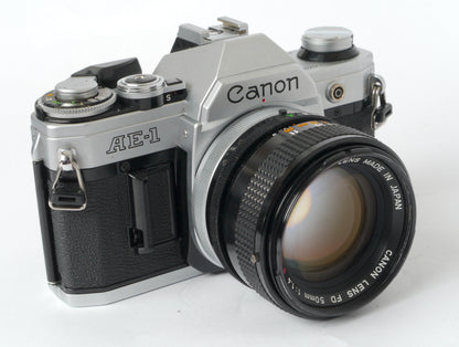 Canon AE-1 Gehäuse silber mit FD 1,4/50mm S.S.C. – mit Canon 299A Blitzgerät gut