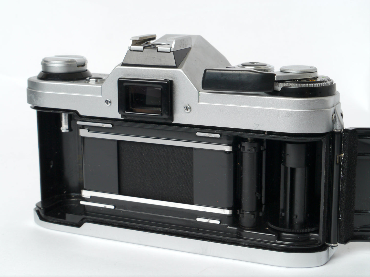 Canon AE-1 Gehäuse silber mit FD 1,4/50mm S.S.C. – mit Canon 299A Blitzgerät gut