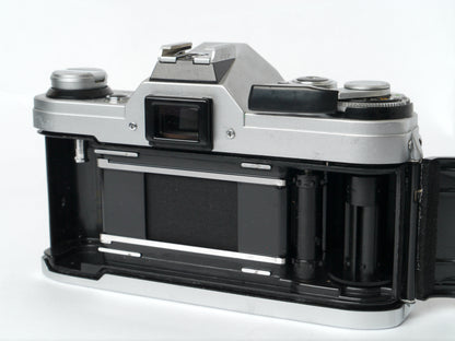 Canon AE-1 Gehäuse silber mit FD 1,4/50mm S.S.C. – mit Canon 299A Blitzgerät gut
