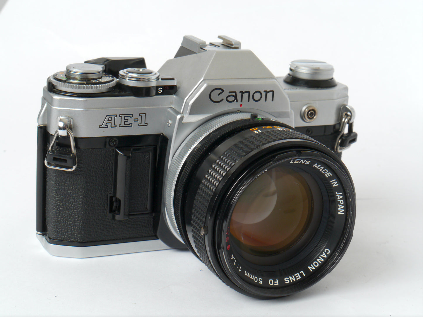 Canon AE-1 Gehäuse silber mit FD 1,4/50mm S.S.C. – mit Canon 299A Blitzgerät gut