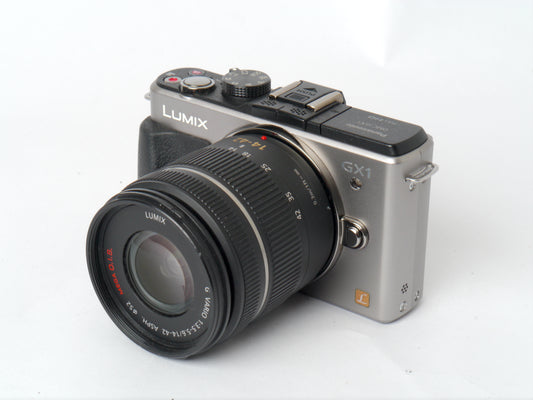 Panasonic Lumix DMC-GX 1 Silber mit Lumix G VARIO 3,5-5,6/ 14-42mm ASPH. O.I.S. – sehr gut