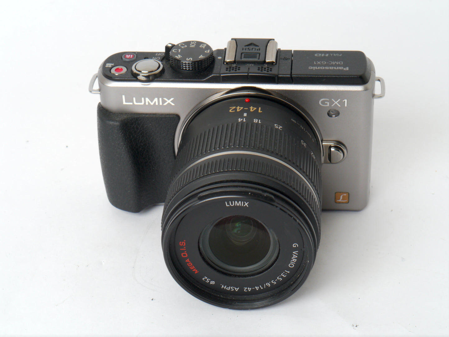 Panasonic Lumix DMC-GX1 Silber mit Lumix G VARIO 3,5-5,6/14-42mm ASPH. O.I.S. – sehr gut