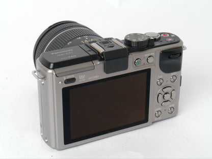 Panasonic Lumix DMC-GX1 Silber mit Lumix G VARIO 3,5-5,6/14-42mm ASPH. O.I.S. – sehr gut