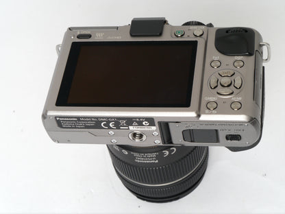 Panasonic Lumix DMC-GX1 Silber mit Lumix G VARIO 3,5-5,6/14-42mm ASPH. O.I.S. – sehr gut