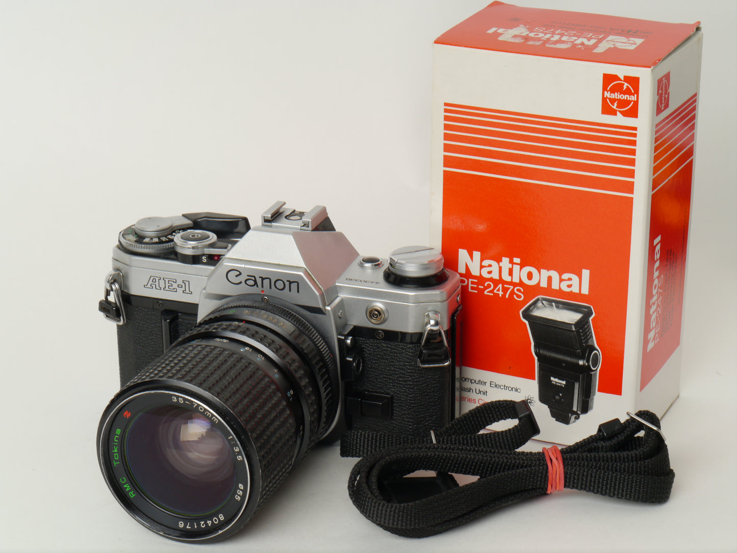 Canon AE-1 Gehäuse Silber mit Tokina MF 3,5/35-70mm – gut