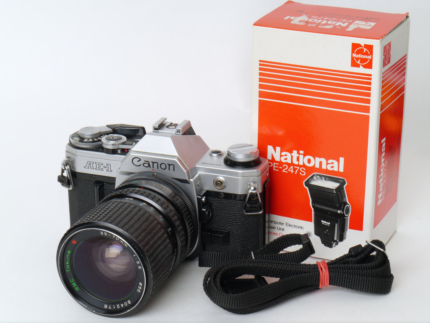 Canon AE-1 Gehäuse Silber mit Tokina MF 3,5/35-70mm – gut
