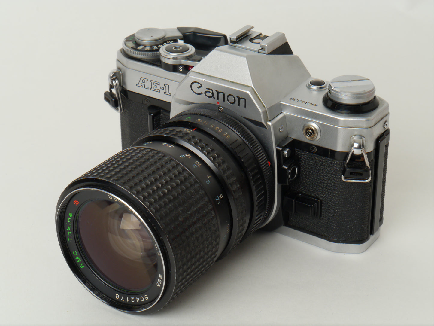Canon AE-1 Gehäuse Silber mit Tokina MF 3,5/35-70mm – gut