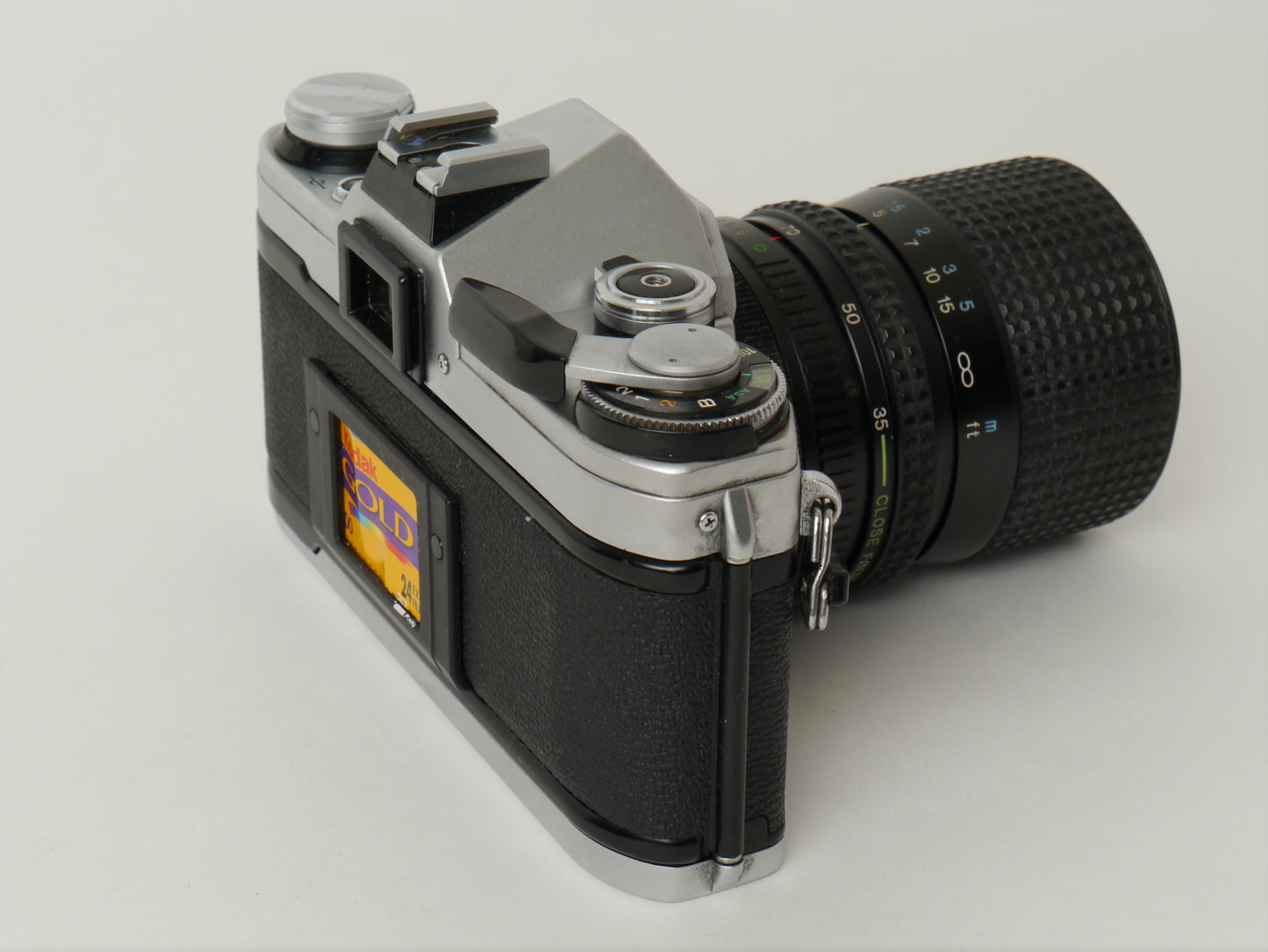 Canon AE-1 Gehäuse Silber mit Tokina MF 3,5/35-70mm – gut