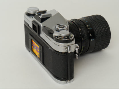 Canon AE-1 Gehäuse Silber mit Tokina MF 3,5/35-70mm – gut