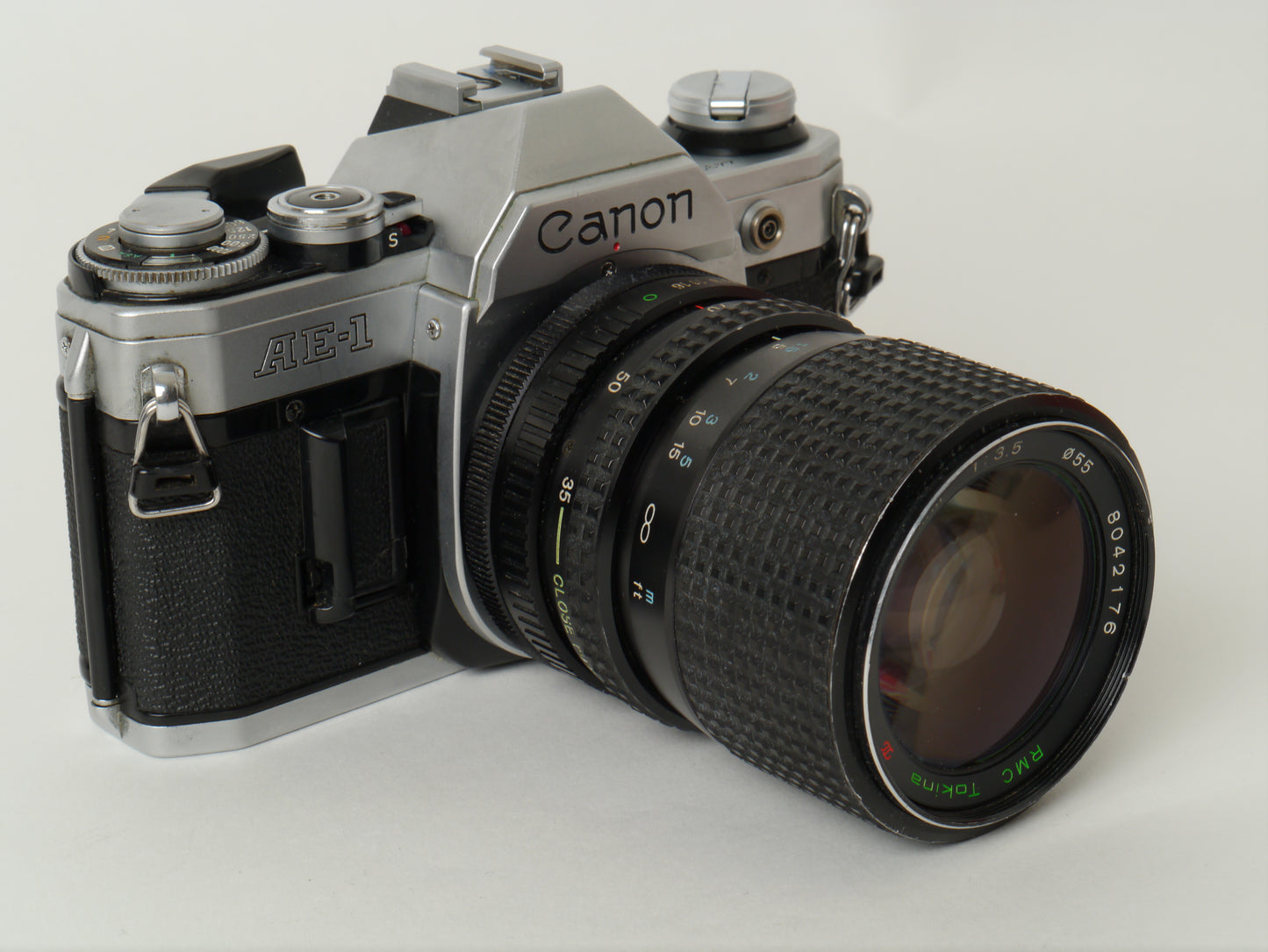 Canon AE-1 Gehäuse Silber mit Tokina MF 3,5/35-70mm – gut