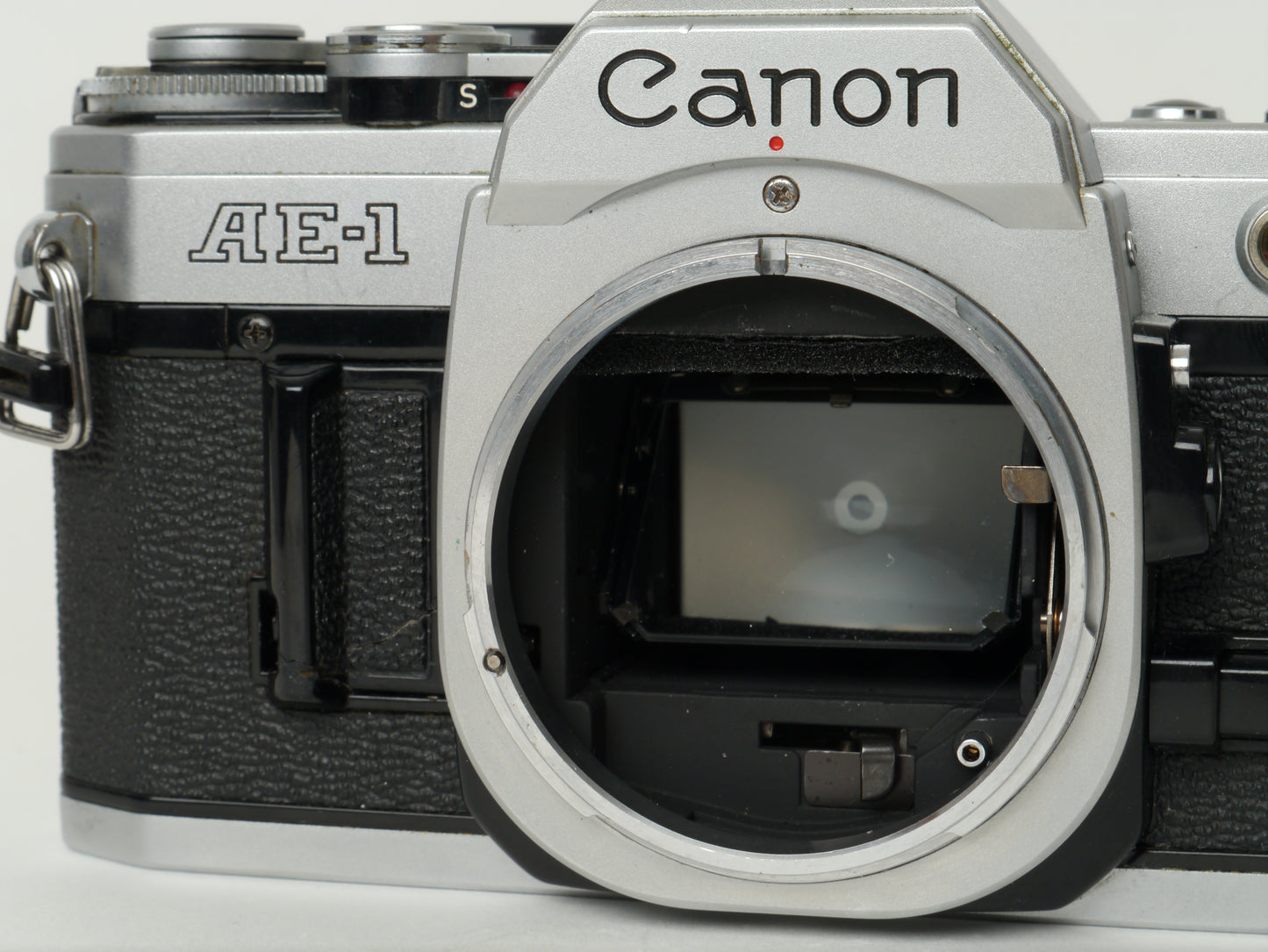 Canon AE-1 Gehäuse Silber mit Tokina MF 3,5/35-70mm – gut
