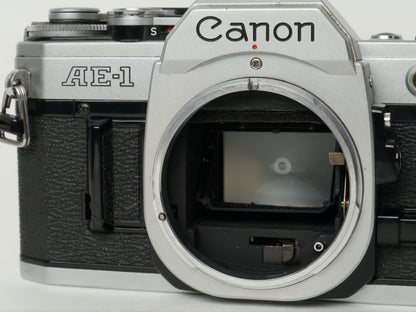 Canon AE-1 Gehäuse Silber mit Tokina MF 3,5/35-70mm – gut