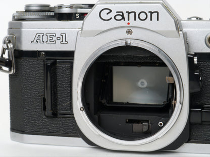 Canon AE-1 Gehäuse Silber mit Tokina MF 3,5/35-70mm – gut