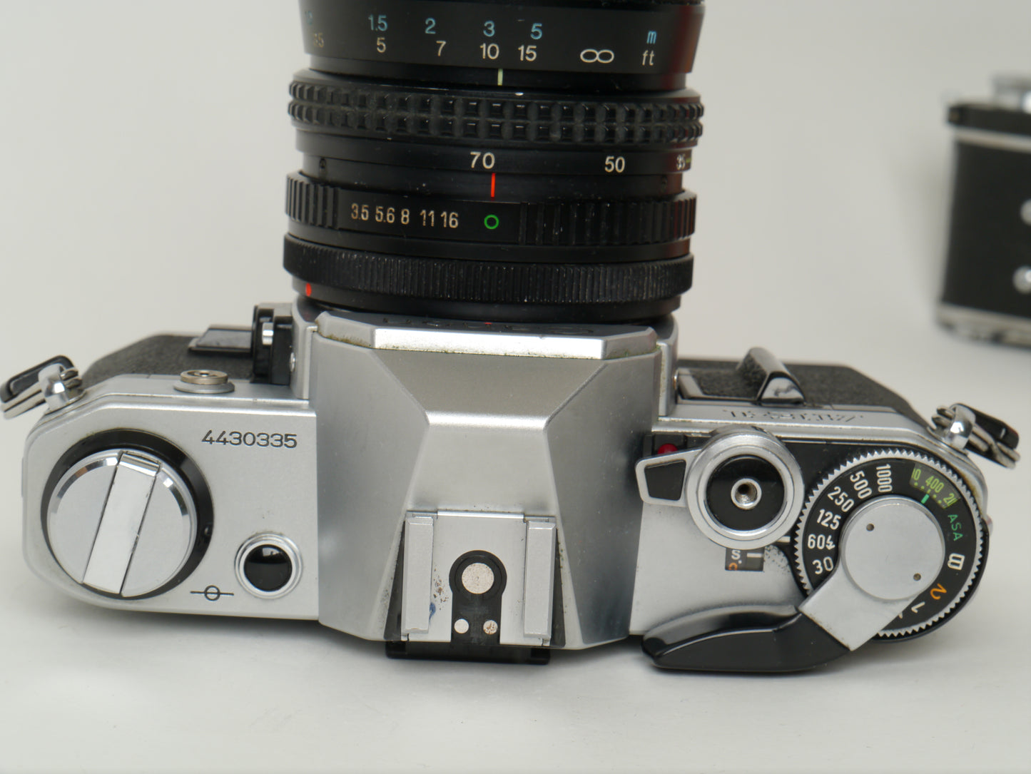 Canon AE-1 Gehäuse Silber mit Tokina MF 3,5/35-70mm – gut