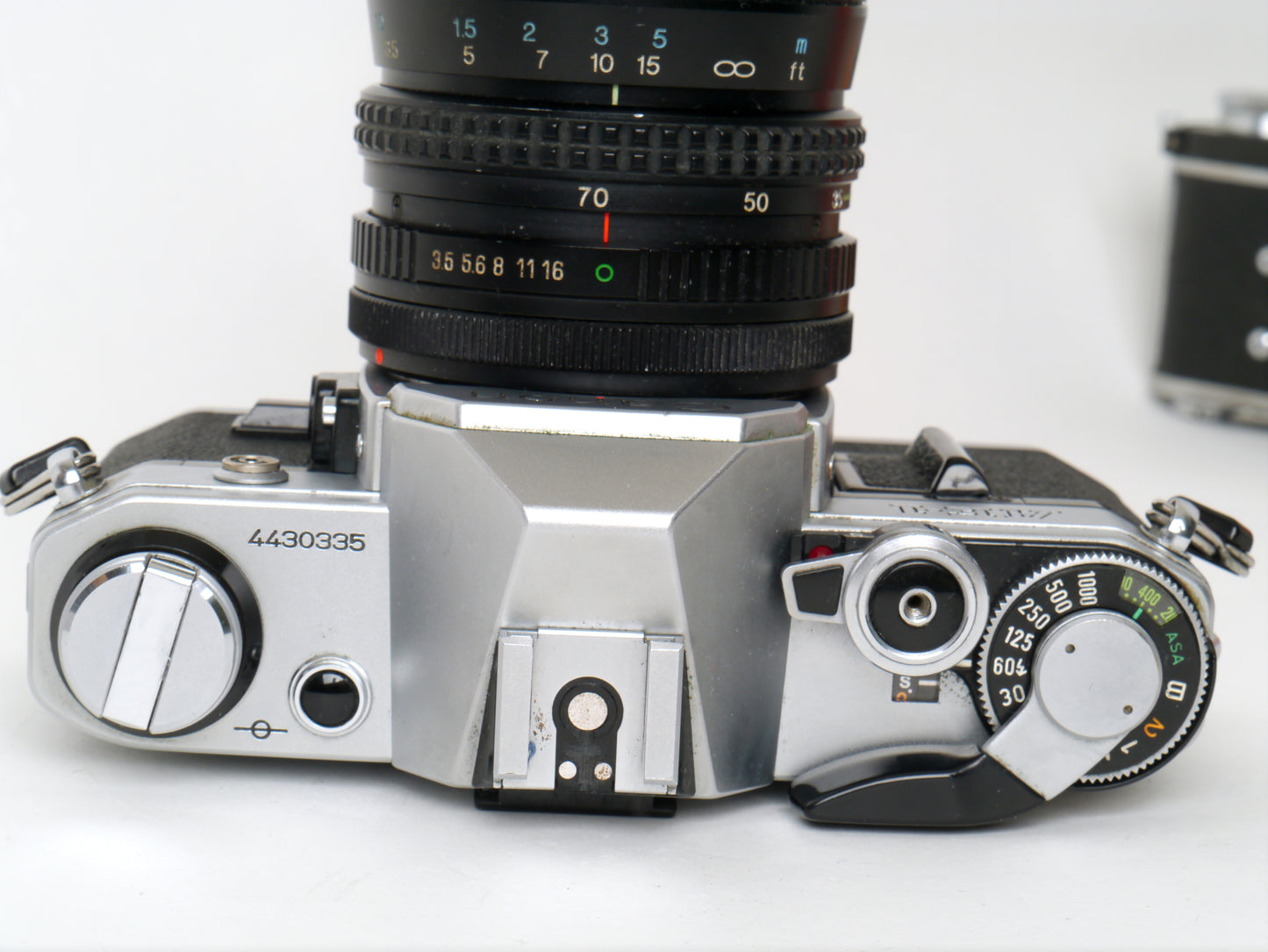 Canon AE-1 Gehäuse Silber mit Tokina MF 3,5/35-70mm – gut
