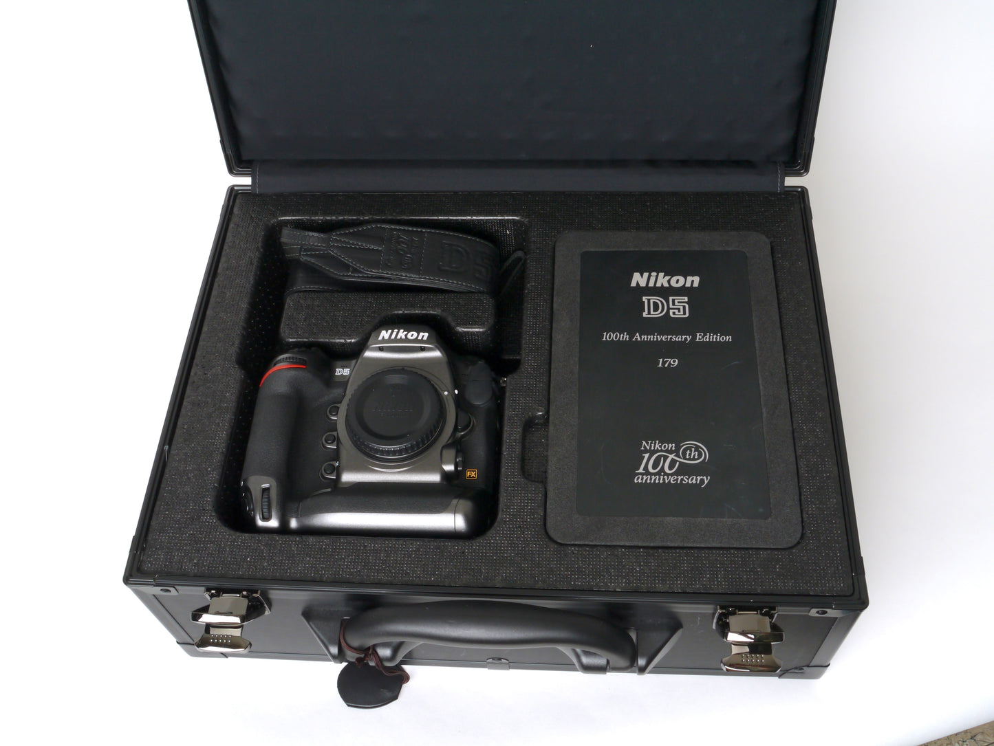 Nikon D 5 "100th Anniversary Edition "Titanfarben – neuwertig / sehr gut