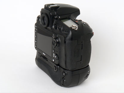 Nikon D810 Gehäuse mit Hochformatgriff  – guter Zustand