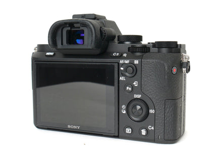 Sony Alpha ILC 7 II Gehäuse – mit 23 Auslösungen neuwertig