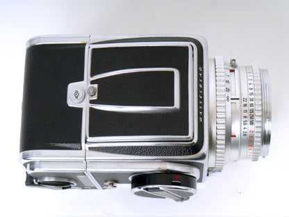 Hasselblad 500 C +Planar C2,8/ 80mm, LS und A 12 Magazin, Chrome Set – neuwertig