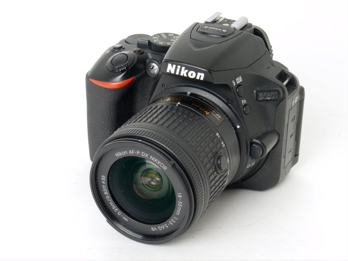 Nikon D5600 Gehäuse mit AF-P DX 3,5-5,6/18-55mm G VR – Neuwertig