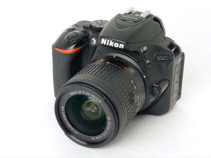 Nikon D5600 Gehäuse mit AF-P DX 3,5-5,6/18-55mm G VR – Neuwertig