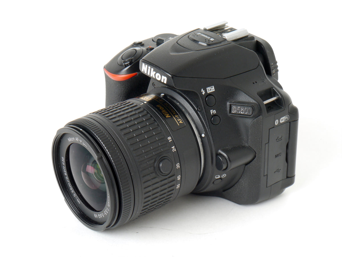 Nikon D5600 Gehäuse mit AF-P DX 3,5-5,6/18-55mm G VR – Neuwertig