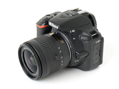 Nikon D5600 Gehäuse mit AF-P DX 3,5-5,6/18-55mm G VR – Neuwertig