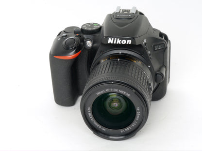Nikon D5600 Gehäuse mit AF-P DX 3,5-5,6/18-55mm G VR – Neuwertig