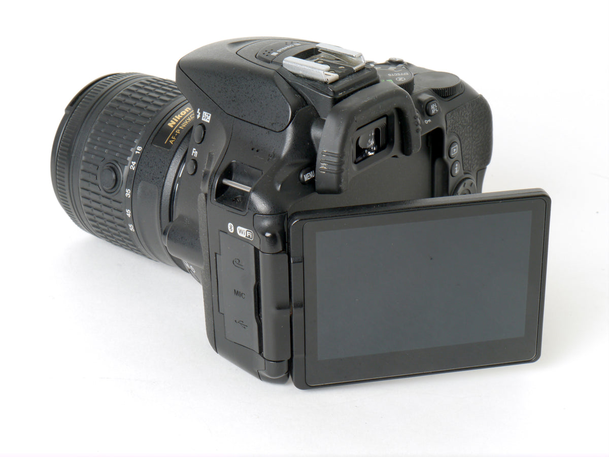 Nikon D5600 Gehäuse mit AF-P DX 3,5-5,6/18-55mm G VR – Neuwertig
