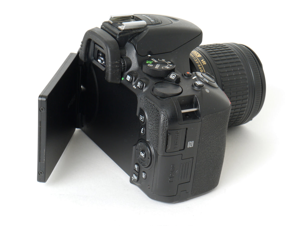 Nikon D5600 Gehäuse mit AF-P DX 3,5-5,6/18-55mm G VR – Neuwertig