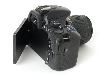 Nikon D5600 Gehäuse mit AF-P DX 3,5-5,6/18-55mm G VR – Neuwertig