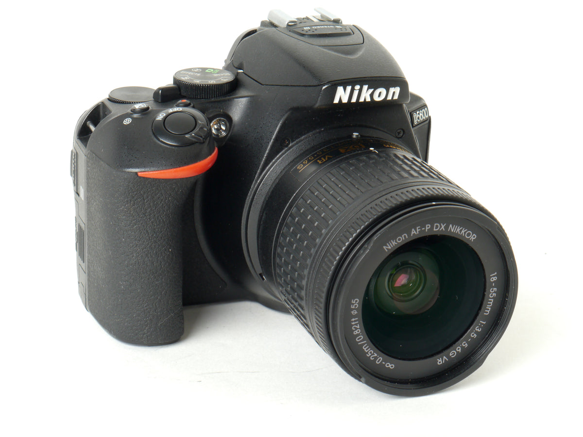 Nikon D5600 Gehäuse mit AF-P DX 3,5-5,6/18-55mm G VR – Neuwertig