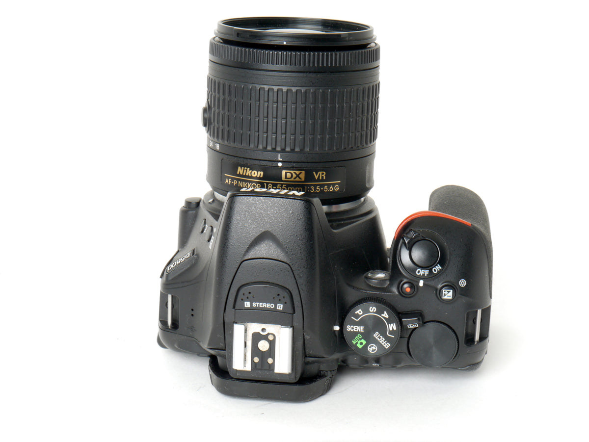 Nikon D5600 Gehäuse mit AF-P DX 3,5-5,6/18-55mm G VR – Neuwertig