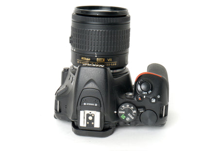 Nikon D5600 Gehäuse mit AF-P DX 3,5-5,6/18-55mm G VR – Neuwertig