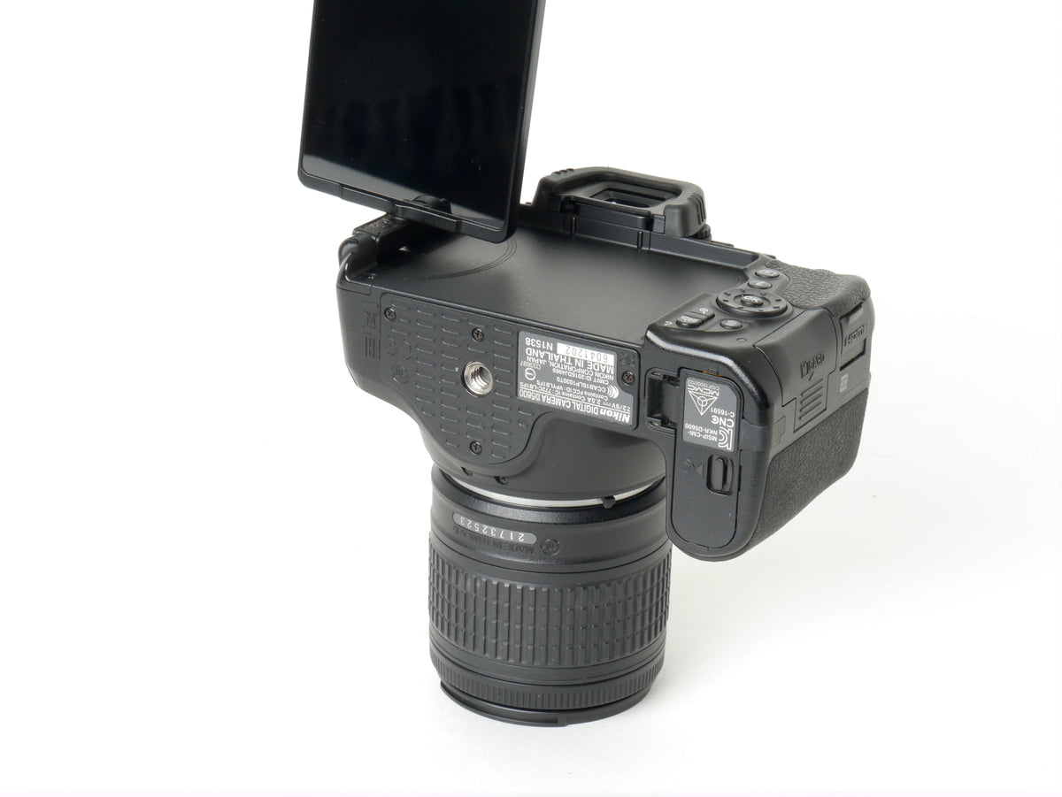 Nikon D5600 Gehäuse mit AF-P DX 3,5-5,6/18-55mm G VR – Neuwertig