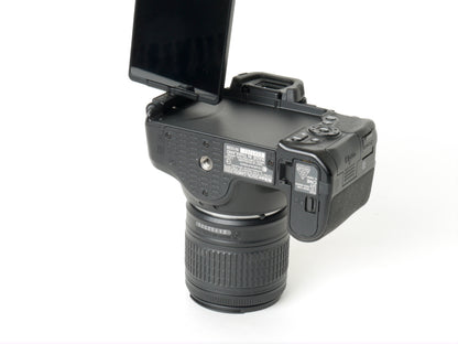 Nikon D5600 Gehäuse mit AF-P DX 3,5-5,6/18-55mm G VR – Neuwertig